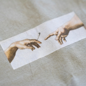Tee-Shirt FEEL THE DIVINE – Spliff accessory, close-up